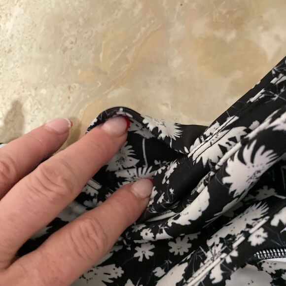 NWT Ā FreeāPeople Printed Lose Control Wrap Leggings / Floral size XSā
NWT - Picture 9 of 9